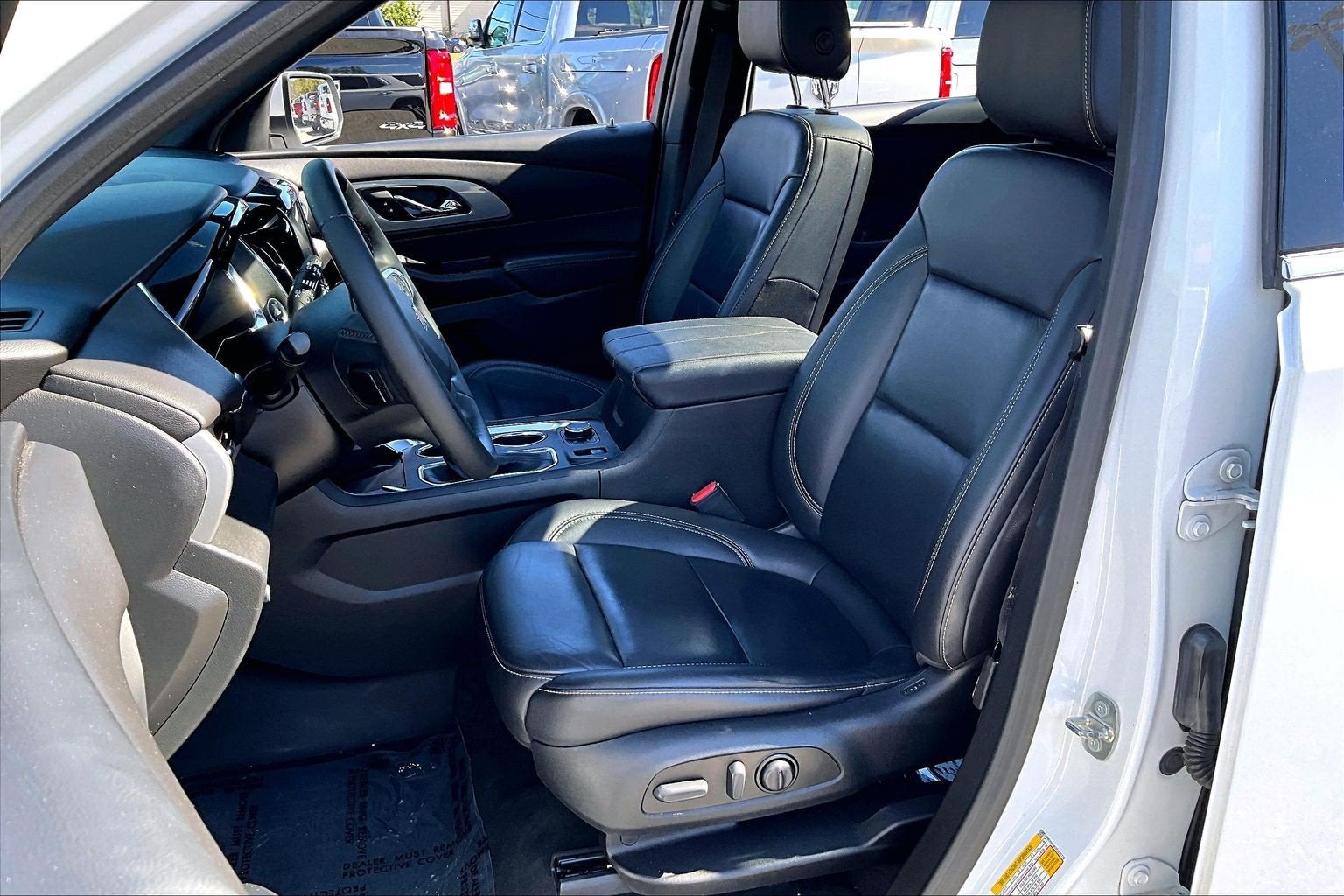 2023 Chevrolet Traverse AWD LT Leather