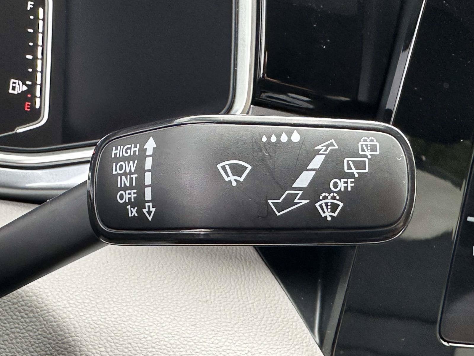 2025 Volkswagen Taos SEL - Photo 17