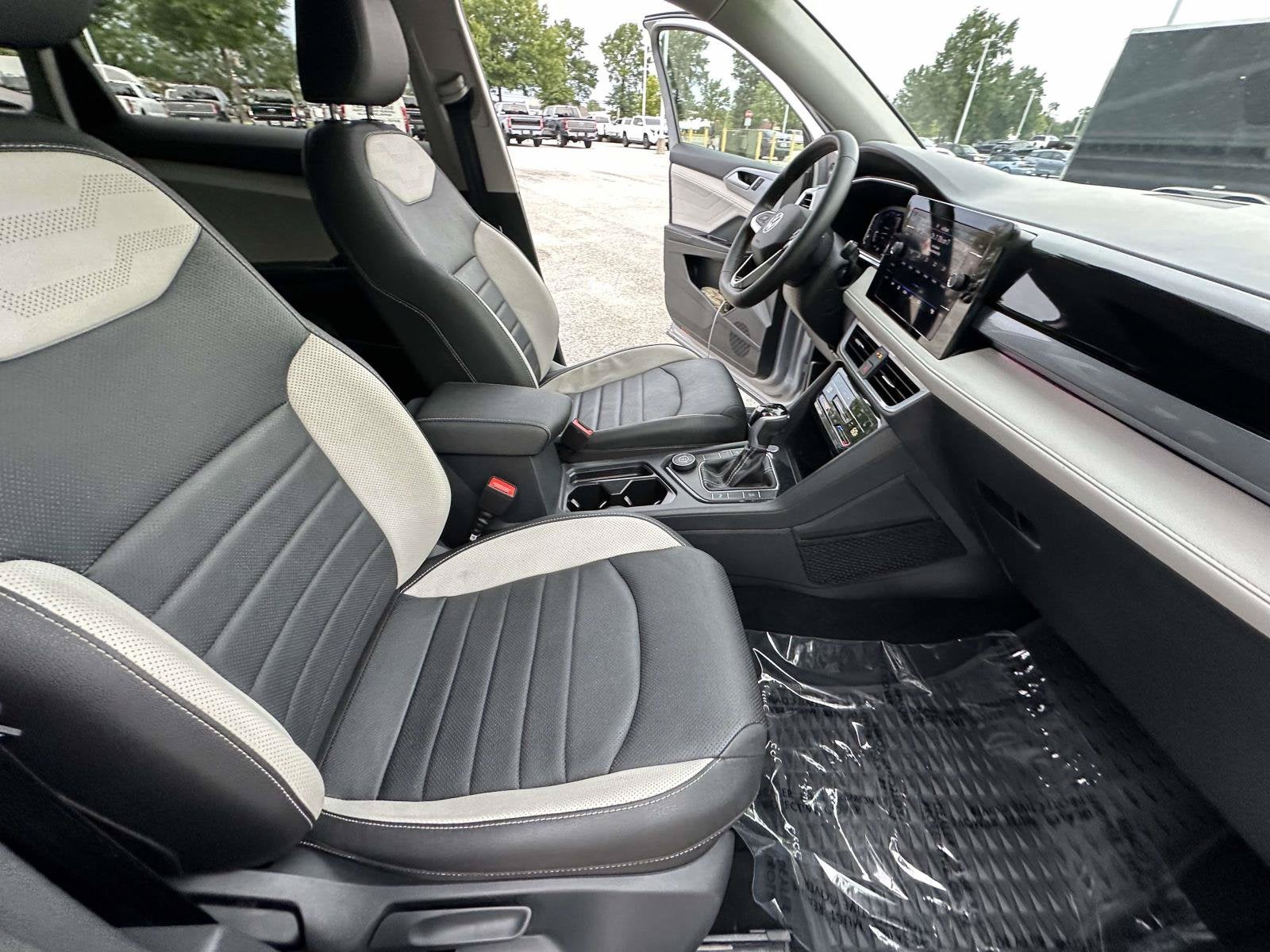 2025 Volkswagen Taos SEL - Photo 28