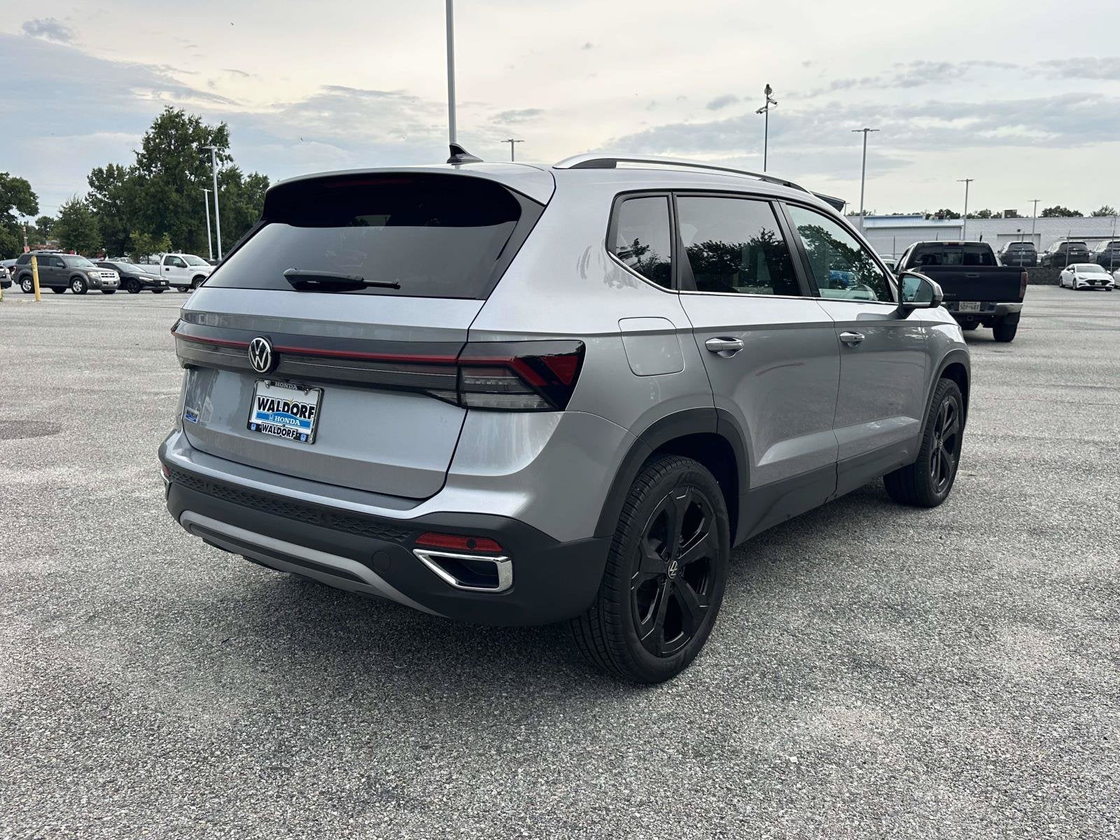 2025 Volkswagen Taos SEL - Photo 6