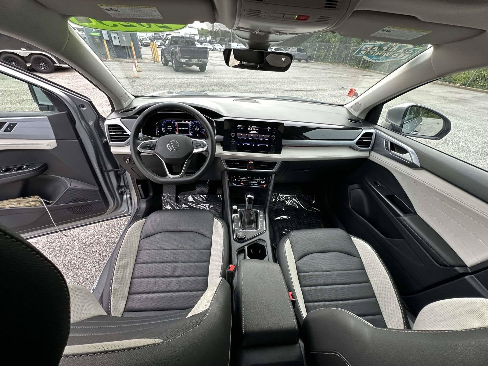 2025 Volkswagen Taos SEL - Photo 8