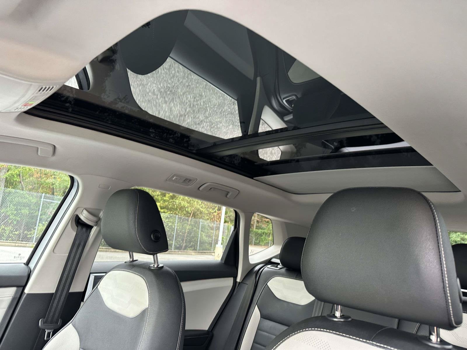 2025 Volkswagen Taos SEL - Photo 9