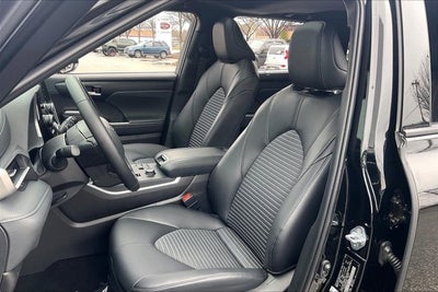 2025 Toyota Highlander Base