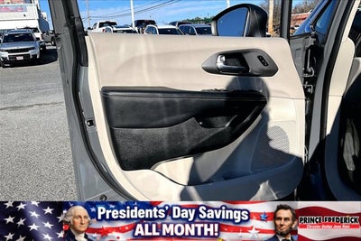 2023 Chrysler Pacifica Hybrid Touring L