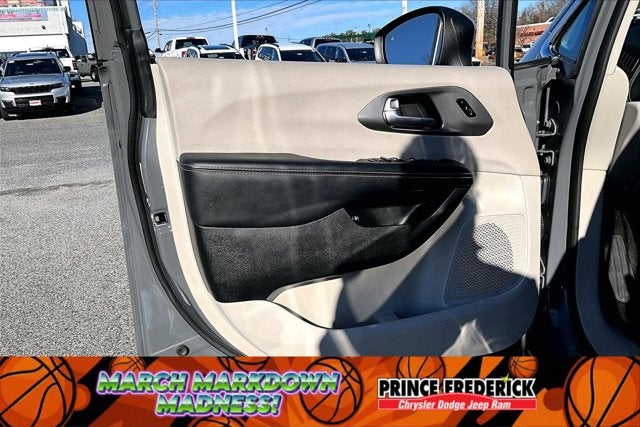 2023 Chrysler Pacifica Hybrid Touring L