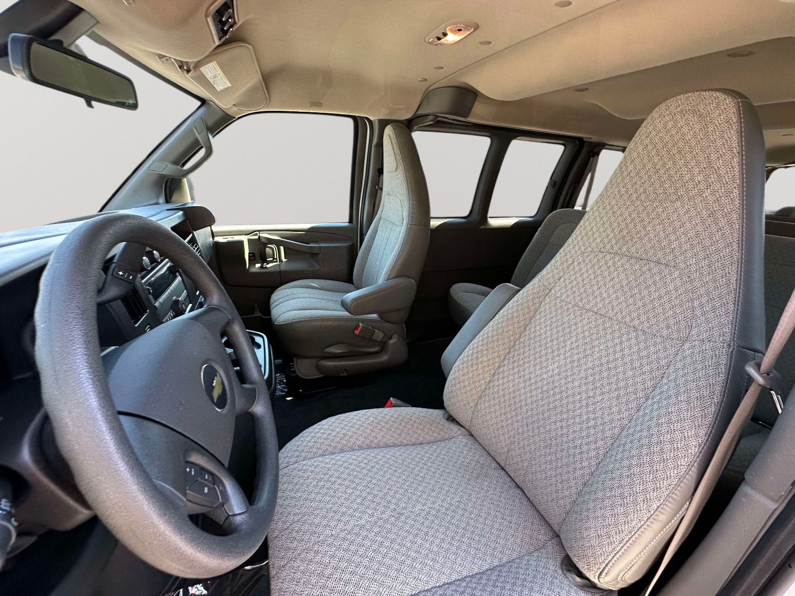 2025 Chevrolet Express Passenger 1LT